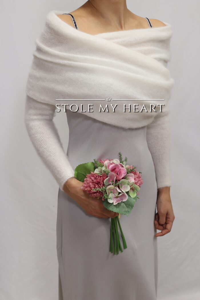 Coprispalle da sposa in superkid mohair bianco latte, elegante e caldo, con manicotti.